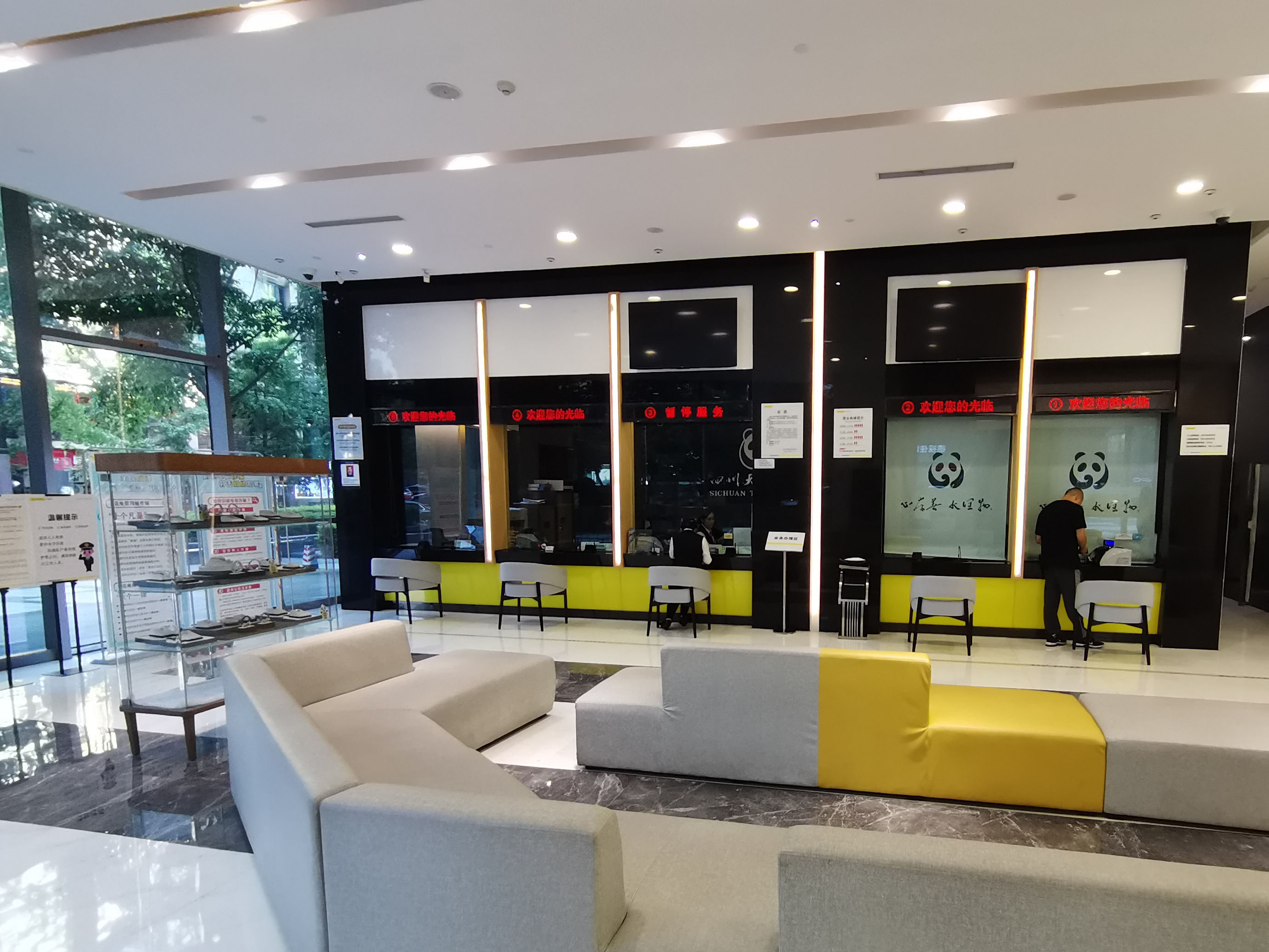 銀行排隊叫號機使用指南，輕松省時辦理業(yè)務。效果圖