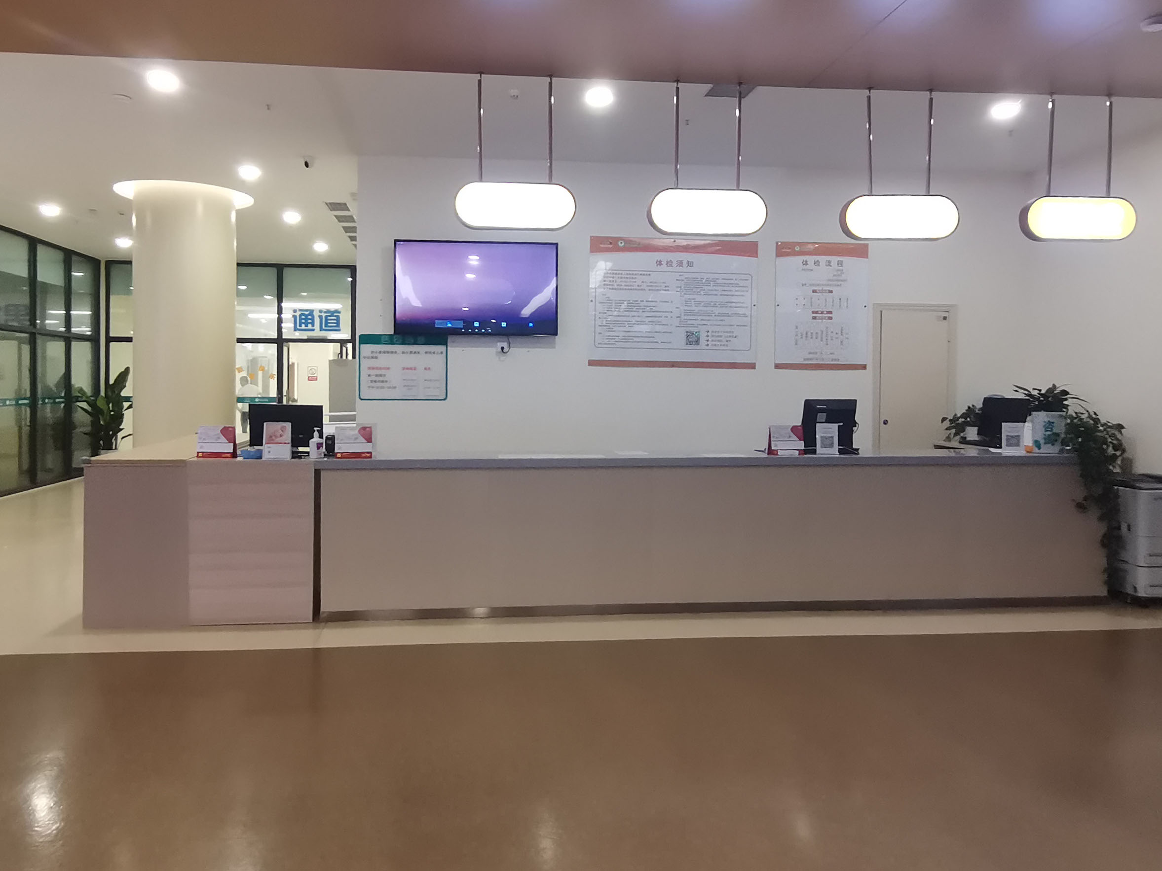智能分診系統(tǒng)設(shè)備配套助力四川雅安市人民醫(yī)院的智能化醫(yī)療革新。效果圖